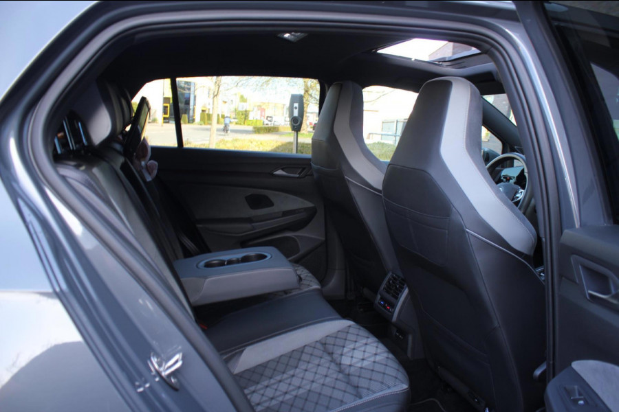 Volkswagen Golf 1.5 eTSI R-Line DSG pano HUD H&K CAM