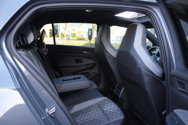 Volkswagen Golf 1.5 eTSI R-Line DSG pano HUD H&K CAM