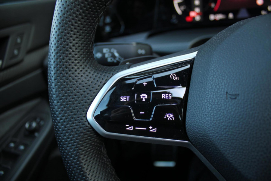 Volkswagen Golf 1.5 eTSI R-Line DSG pano HUD H&K CAM