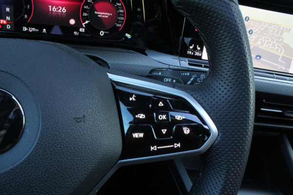 Volkswagen Golf 1.5 eTSI R-Line DSG pano HUD H&K CAM
