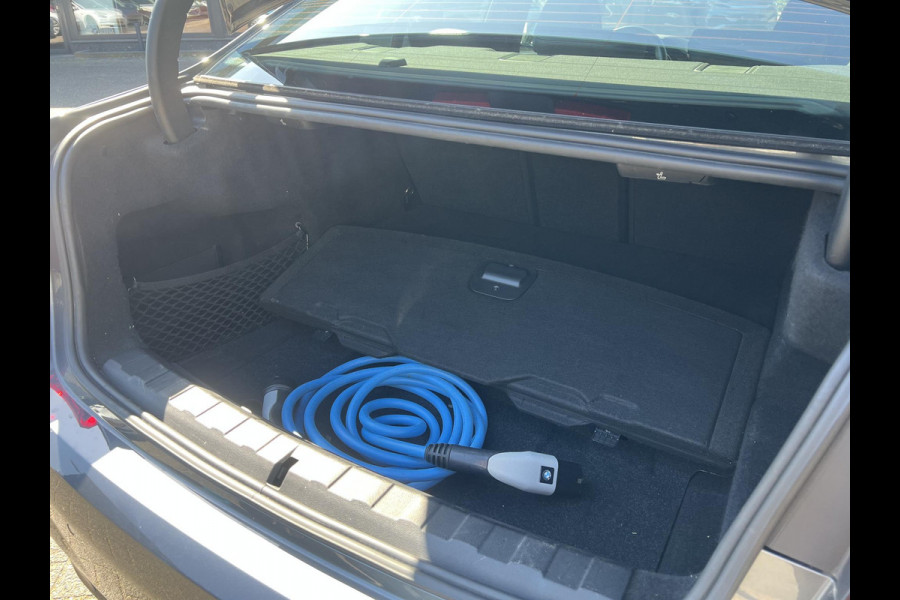 BMW 3-serie 330e High Executive CAMERA | ADAP. CRUISE | RIJKLAAR INCL. 12 MND. BOVAGGARANTIE
