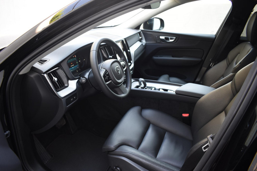 Volvo XC60 T6 350PK Automaat Plug-in hybrid AWD Plus Dark / Panoramadak / 360 camera / Luchtvering / Harman Kardon / 21'' velgen / Trekhaak