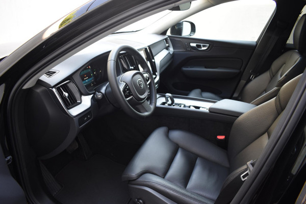 Volvo XC60 T6 350PK Automaat Plug-in hybrid AWD Plus Dark / Panoramadak / 360 camera / Luchtvering / Harman Kardon / 21'' velgen / Trekhaak