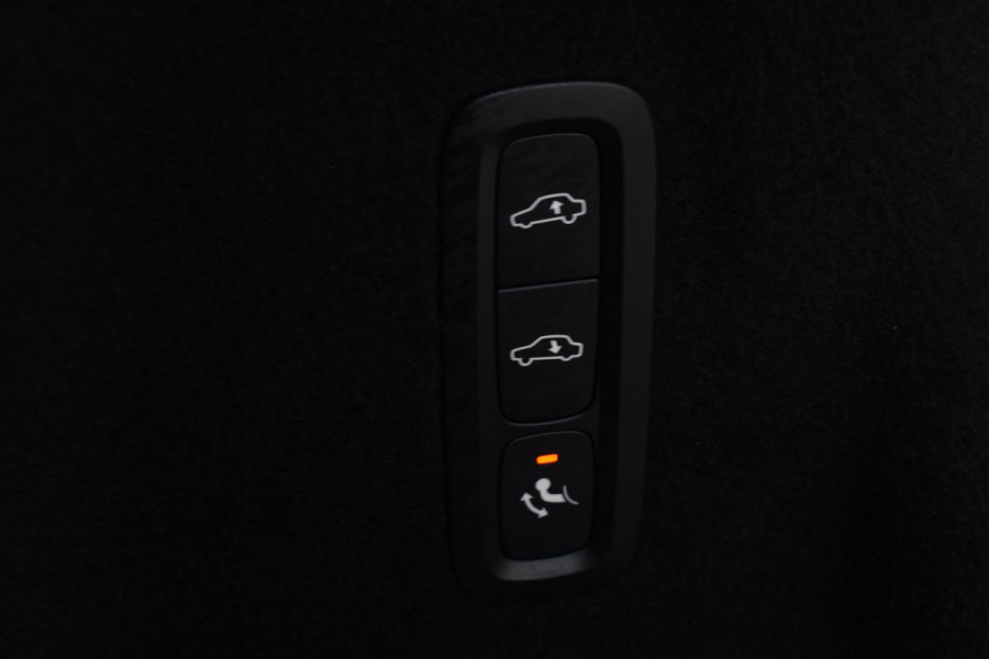 Volvo XC60 T6 350PK Automaat Plug-in hybrid AWD Plus Dark / Panoramadak / 360 camera / Luchtvering / Harman Kardon / 21'' velgen / Trekhaak