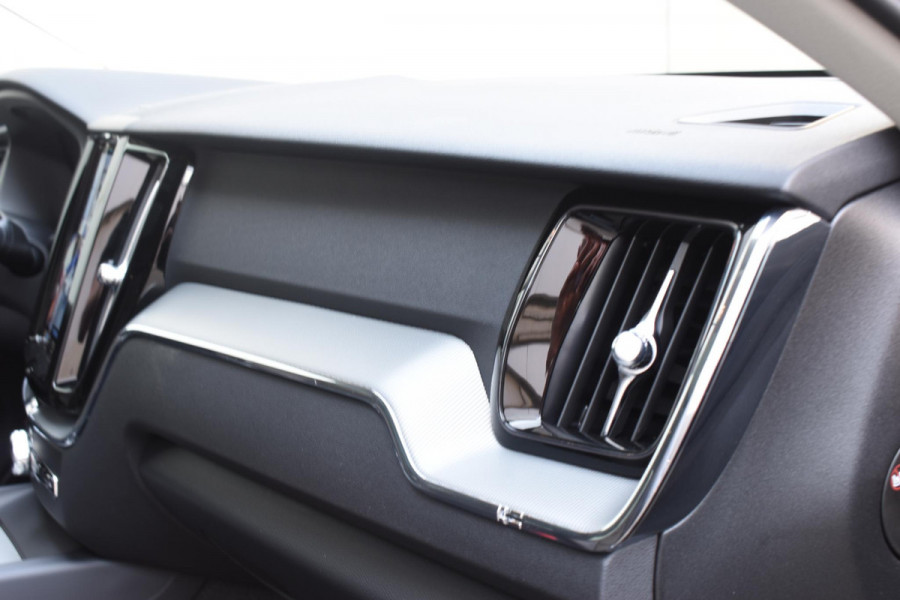 Volvo XC60 T6 350PK Automaat Plug-in hybrid AWD Plus Dark / Panoramadak / 360 camera / Luchtvering / Harman Kardon / 21'' velgen / Trekhaak