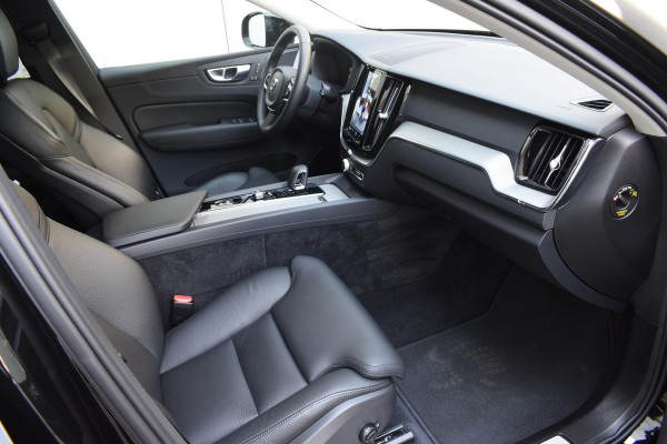 Volvo XC60 T6 350PK Automaat Plug-in hybrid AWD Plus Dark / Panoramadak / 360 camera / Luchtvering / Harman Kardon / 21'' velgen / Trekhaak