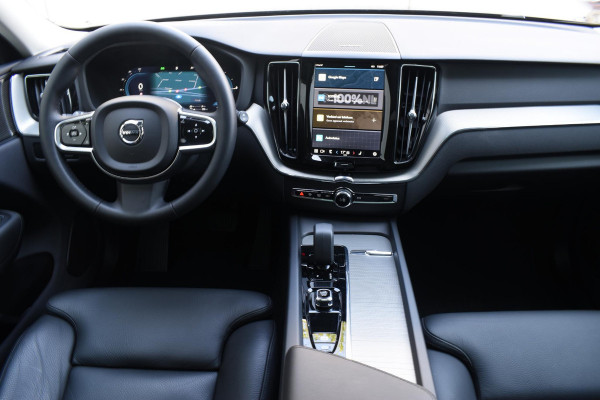Volvo XC60 T6 350PK Automaat Plug-in hybrid AWD Plus Dark / Panoramadak / 360 camera / Luchtvering / Harman Kardon / 21'' velgen / Trekhaak