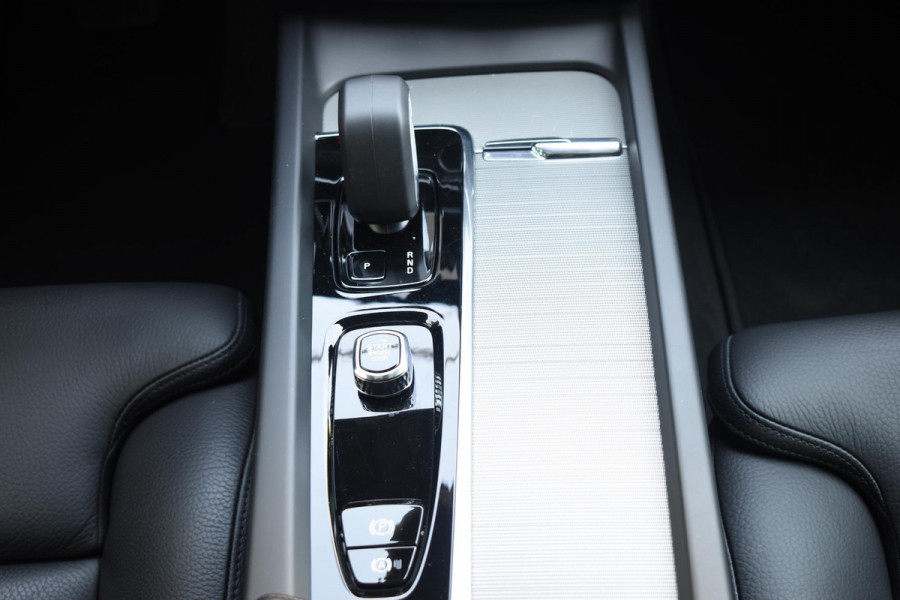 Volvo XC60 T6 350PK Automaat Plug-in hybrid AWD Plus Dark / Panoramadak / 360 camera / Luchtvering / Harman Kardon / 21'' velgen / Trekhaak
