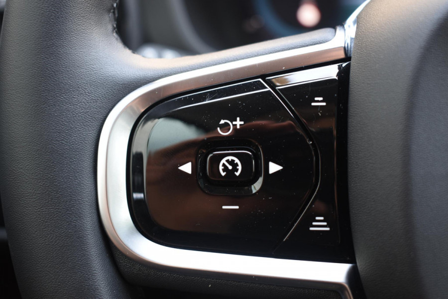 Volvo XC60 T6 350PK Automaat Plug-in hybrid AWD Plus Dark / Panoramadak / 360 camera / Luchtvering / Harman Kardon / 21'' velgen / Trekhaak