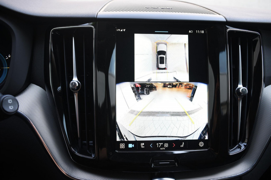 Volvo XC60 T6 350PK Automaat Plug-in hybrid AWD Plus Dark / Panoramadak / 360 camera / Luchtvering / Harman Kardon / 21'' velgen / Trekhaak