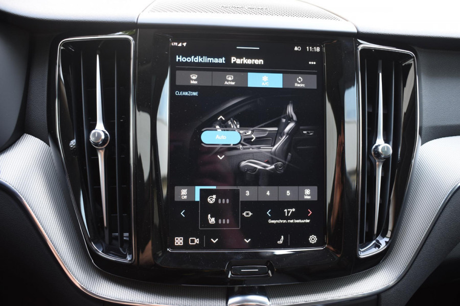 Volvo XC60 T6 350PK Automaat Plug-in hybrid AWD Plus Dark / Panoramadak / 360 camera / Luchtvering / Harman Kardon / 21'' velgen / Trekhaak