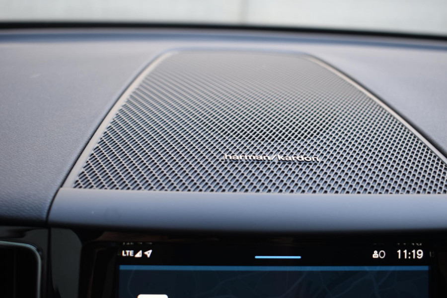 Volvo XC60 T6 350PK Automaat Plug-in hybrid AWD Plus Dark / Panoramadak / 360 camera / Luchtvering / Harman Kardon / 21'' velgen / Trekhaak