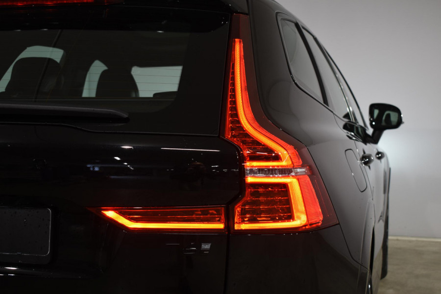 Volvo XC60 T6 350PK Automaat AWD Plus Black Edition / Adaptieve cruise control / Harman Kardon / BLIS / Panoramadak / Apple carplay  / Elektrische achterklep / Elektrische stoelen met geheugen / Stoel en stuurwielverwarming / 21” velgen /