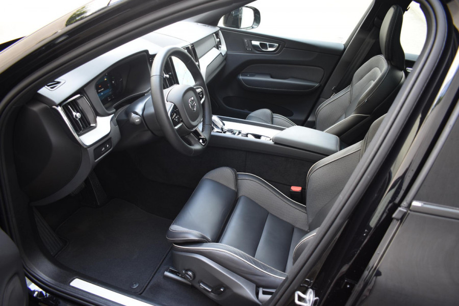 Volvo XC60 T6 350PK Automaat AWD Plus Black Edition / Adaptieve cruise control / Harman Kardon / BLIS / Panoramadak / Apple carplay  / Elektrische achterklep / Elektrische stoelen met geheugen / Stoel en stuurwielverwarming / 21” velgen /