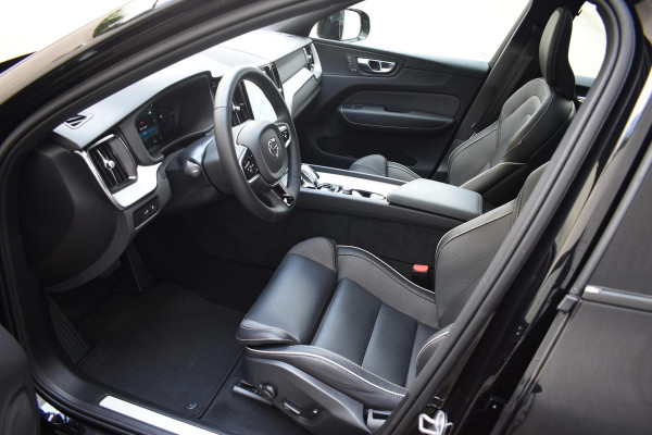 Volvo XC60 T6 350PK Automaat AWD Plus Black Edition / Adaptieve cruise control / Harman Kardon / BLIS / Panoramadak / Apple carplay  / Elektrische achterklep / Elektrische stoelen met geheugen / Stoel en stuurwielverwarming / 21” velgen /
