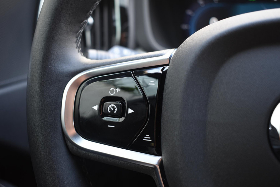 Volvo XC60 T6 350PK Automaat AWD Plus Black Edition / Adaptieve cruise control / Harman Kardon / BLIS / Panoramadak / Apple carplay  / Elektrische achterklep / Elektrische stoelen met geheugen / Stoel en stuurwielverwarming / 21” velgen /