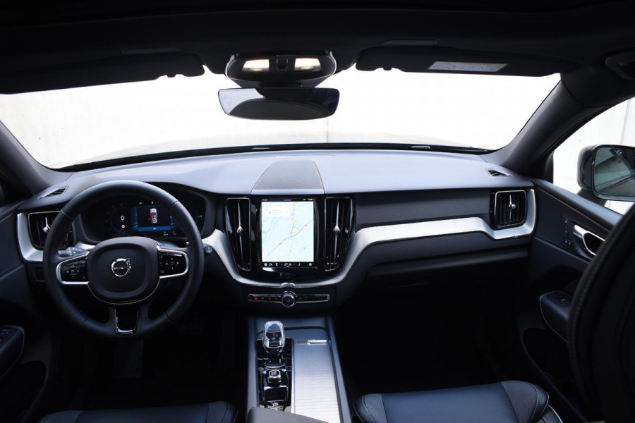 Volvo XC60 T6 350PK Automaat AWD Plus Black Edition / Adaptieve cruise control / Harman Kardon / BLIS / Panoramadak / Apple carplay  / Elektrische achterklep / Elektrische stoelen met geheugen / Stoel en stuurwielverwarming / 21” velgen /