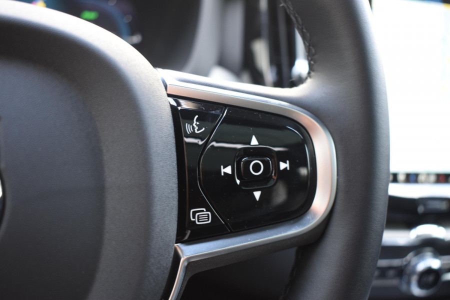 Volvo XC60 T6 350PK Automaat AWD Plus Black Edition / Adaptieve cruise control / Harman Kardon / BLIS / Panoramadak / Apple carplay  / Elektrische achterklep / Elektrische stoelen met geheugen / Stoel en stuurwielverwarming / 21” velgen /