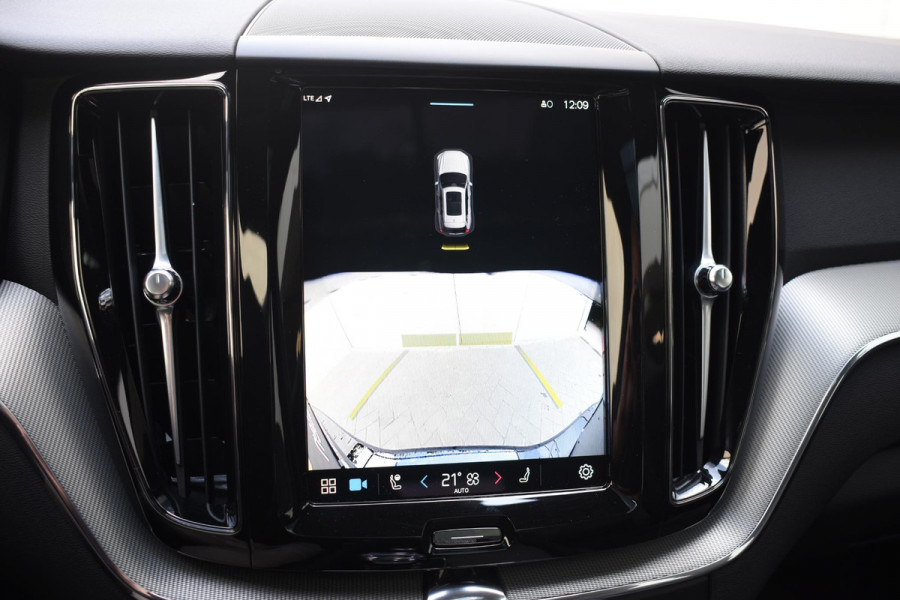 Volvo XC60 T6 350PK Automaat AWD Plus Black Edition / Adaptieve cruise control / Harman Kardon / BLIS / Panoramadak / Apple carplay  / Elektrische achterklep / Elektrische stoelen met geheugen / Stoel en stuurwielverwarming / 21” velgen /
