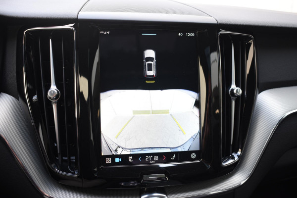 Volvo XC60 T6 350PK Automaat AWD Plus Black Edition / Adaptieve cruise control / Harman Kardon / BLIS / Panoramadak / Apple carplay  / Elektrische achterklep / Elektrische stoelen met geheugen / Stoel en stuurwielverwarming / 21” velgen /