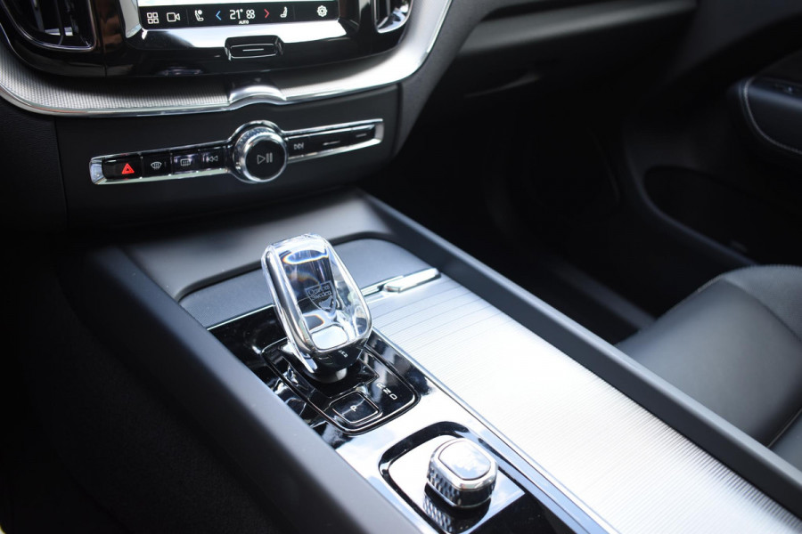 Volvo XC60 T6 350PK Automaat AWD Plus Black Edition / Adaptieve cruise control / Harman Kardon / BLIS / Panoramadak / Apple carplay  / Elektrische achterklep / Elektrische stoelen met geheugen / Stoel en stuurwielverwarming / 21” velgen /
