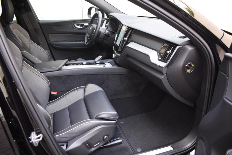 Volvo XC60 T6 350PK Automaat AWD Plus Black Edition / Adaptieve cruise control / Harman Kardon / BLIS / Panoramadak / Apple carplay  / Elektrische achterklep / Elektrische stoelen met geheugen / Stoel en stuurwielverwarming / 21” velgen /