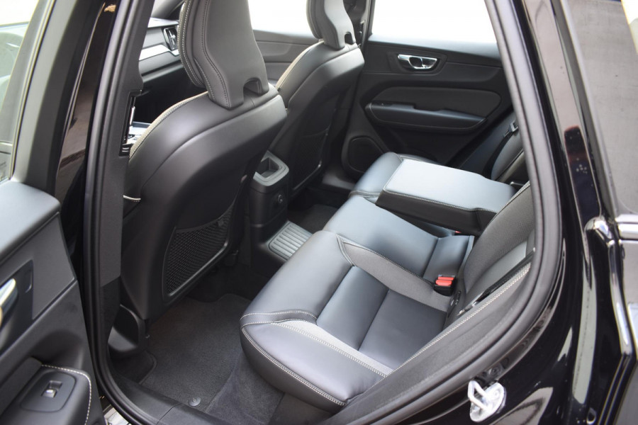 Volvo XC60 T6 350PK Automaat AWD Plus Black Edition / Adaptieve cruise control / Harman Kardon / BLIS / Panoramadak / Apple carplay  / Elektrische achterklep / Elektrische stoelen met geheugen / Stoel en stuurwielverwarming / 21” velgen /