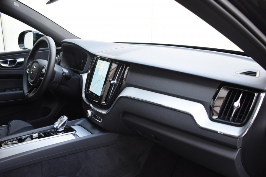 Volvo XC60 T6 350PK Automaat AWD Plus Black Edition / Adaptieve cruise control / Harman Kardon / BLIS / Panoramadak / Apple carplay  / Elektrische achterklep / Elektrische stoelen met geheugen / Stoel en stuurwielverwarming / 21” velgen /