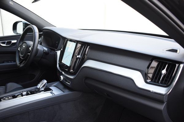 Volvo XC60 T6 350PK Automaat AWD Plus Black Edition / Adaptieve cruise control / Harman Kardon / BLIS / Panoramadak / Apple carplay  / Elektrische achterklep / Elektrische stoelen met geheugen / Stoel en stuurwielverwarming / 21” velgen /