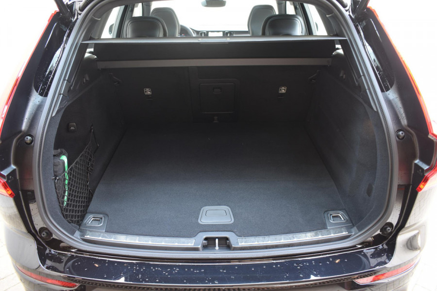 Volvo XC60 T6 350PK Automaat AWD Plus Black Edition / Adaptieve cruise control / Harman Kardon / BLIS / Panoramadak / Apple carplay  / Elektrische achterklep / Elektrische stoelen met geheugen / Stoel en stuurwielverwarming / 21” velgen /