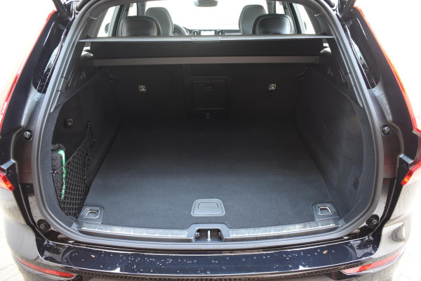 Volvo XC60 T6 350PK Automaat AWD Plus Black Edition / Adaptieve cruise control / Harman Kardon / BLIS / Panoramadak / Apple carplay  / Elektrische achterklep / Elektrische stoelen met geheugen / Stoel en stuurwielverwarming / 21” velgen /