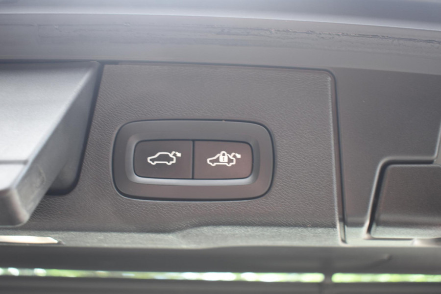 Volvo XC60 T6 340PK Automaat Plug-in hybrid AWD Inscription / Panoramadak / Harman Kardon / Intellisafe / Blis / Climate pack