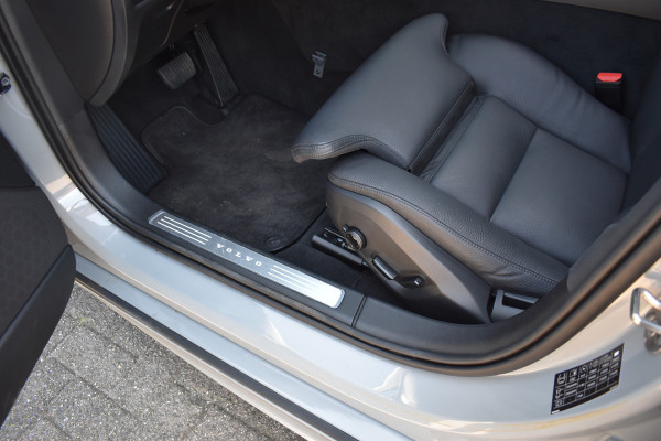 Volvo V90 T6 350 PK Plug-in hybrid AWD Ultra Dark Trekhaak | HUD | H&K | 360 Camera | Pano Dak | Leer