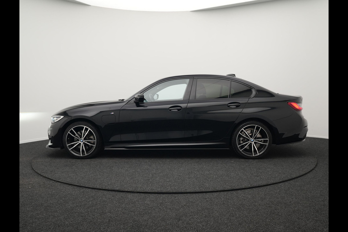 BMW 3-serie 320e M Sport Shadow Plug In Hybrid PHEV | Alcantara Sportstoelen Verwarmd | Sfeerverlichting | 19"L.M | Virtual | Apple Carplay | DAB | Navi Full Map | BMW 3-serie 320e M Sport Shadow Plug In Hybrid PHEV | Alcantara Sportstoelen Verwarmd | Sfeerverlichting | 19"L.M | Virtual | Apple Carplay | DAB | Navi Full Map |
