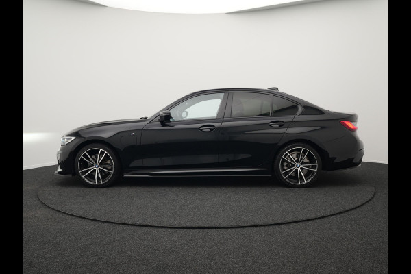 BMW 3-serie 320e M Sport Shadow Plug In Hybrid PHEV | Alcantara Sportstoelen Verwarmd | Sfeerverlichting | 19"L.M | Virtual | Apple Carplay | DAB | Navi Full Map |