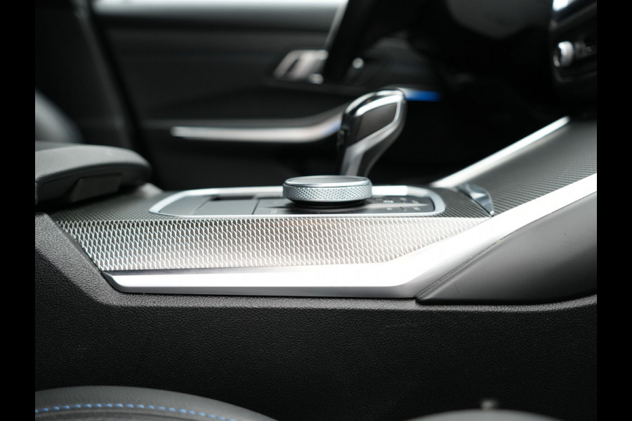 BMW 3-serie 320e M Sport Shadow Plug In Hybrid PHEV | Alcantara Sportstoelen Verwarmd | Sfeerverlichting | 19"L.M | Virtual | Apple Carplay | DAB | Navi Full Map |