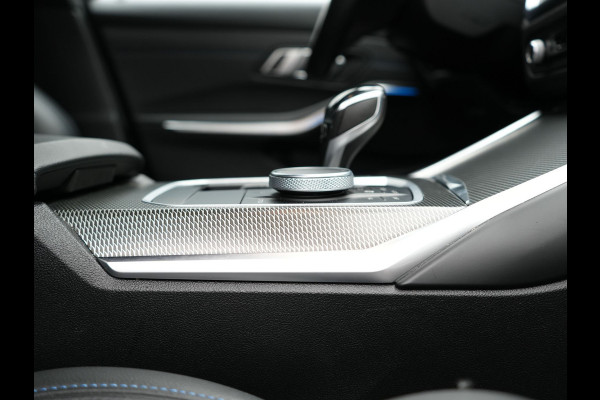 BMW 3-serie 320e M Sport Shadow Plug In Hybrid PHEV | Alcantara Sportstoelen Verwarmd | Sfeerverlichting | 19"L.M | Virtual | Apple Carplay | DAB | Navi Full Map |