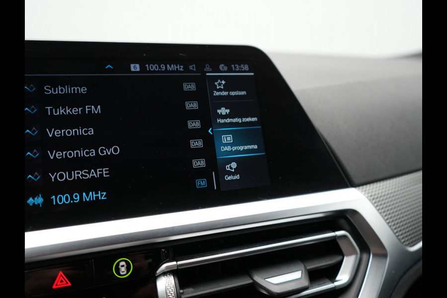 BMW 3-serie 320e M Sport Shadow Plug In Hybrid PHEV | Alcantara Sportstoelen Verwarmd | Sfeerverlichting | 19"L.M | Virtual | Apple Carplay | DAB | Navi Full Map |