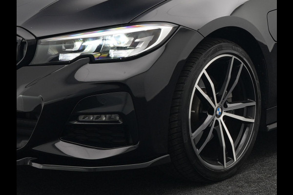 BMW 3-serie 320e M Sport Shadow Plug In Hybrid PHEV | Alcantara Sportstoelen Verwarmd | Sfeerverlichting | 19"L.M | Virtual | Apple Carplay | DAB | Navi Full Map |