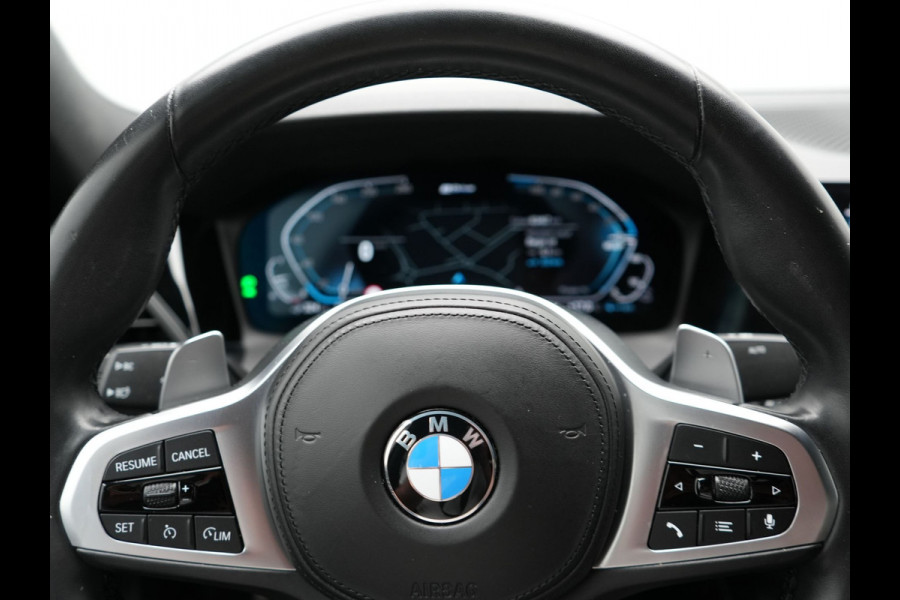 BMW 3-serie 320e M Sport Shadow Plug In Hybrid PHEV | Alcantara Sportstoelen Verwarmd | Sfeerverlichting | 19"L.M | Virtual | Apple Carplay | DAB | Navi Full Map |