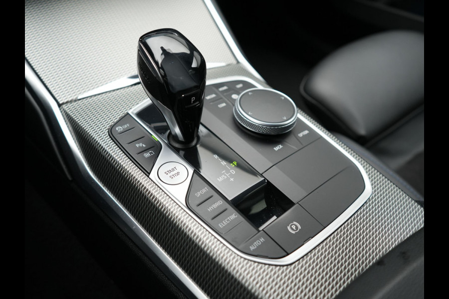 BMW 3-serie 320e M Sport Shadow Plug In Hybrid PHEV | Alcantara Sportstoelen Verwarmd | Sfeerverlichting | 19"L.M | Virtual | Apple Carplay | DAB | Navi Full Map |