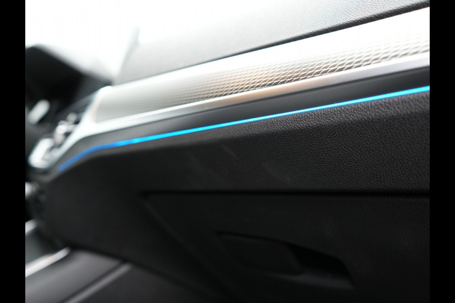 BMW 3-serie 320e M Sport Shadow Plug In Hybrid PHEV | Alcantara Sportstoelen Verwarmd | Sfeerverlichting | 19"L.M | Virtual | Apple Carplay | DAB | Navi Full Map |