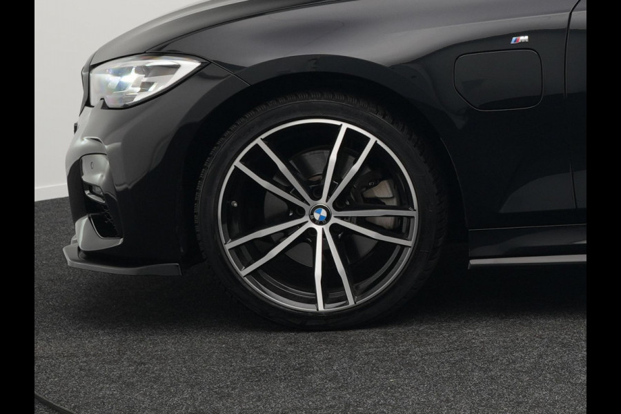 BMW 3-serie 320e M Sport Shadow Plug In Hybrid PHEV | Alcantara Sportstoelen Verwarmd | Sfeerverlichting | 19"L.M | Virtual | Apple Carplay | DAB | Navi Full Map |
