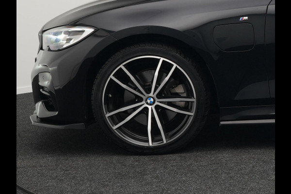 BMW 3-serie 320e M Sport Shadow Plug In Hybrid PHEV | Alcantara Sportstoelen Verwarmd | Sfeerverlichting | 19"L.M | Virtual | Apple Carplay | DAB | Navi Full Map |