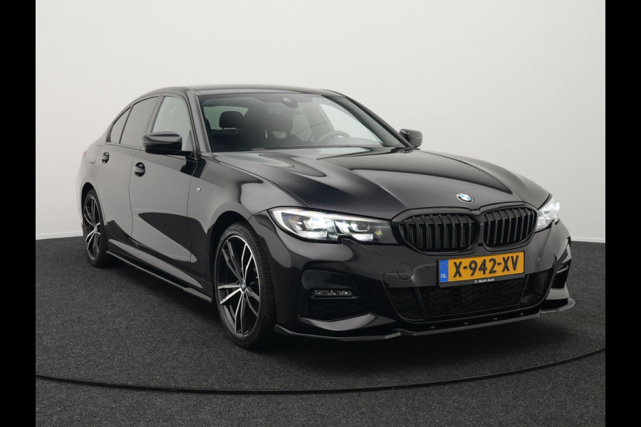 BMW 3-serie 320e M Sport Shadow Plug In Hybrid PHEV | Alcantara Sportstoelen Verwarmd | Sfeerverlichting | 19"L.M | Virtual | Apple Carplay | DAB | Navi Full Map |