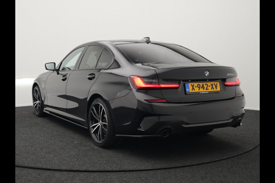 BMW 3-serie 320e M Sport Shadow Plug In Hybrid PHEV | Alcantara Sportstoelen Verwarmd | Sfeerverlichting | 19"L.M | Virtual | Apple Carplay | DAB | Navi Full Map |