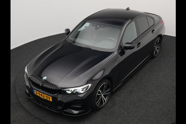 BMW 3-serie 320e M Sport Shadow Plug In Hybrid PHEV | Alcantara Sportstoelen Verwarmd | Sfeerverlichting | 19"L.M | Virtual | Apple Carplay | DAB | Navi Full Map |
