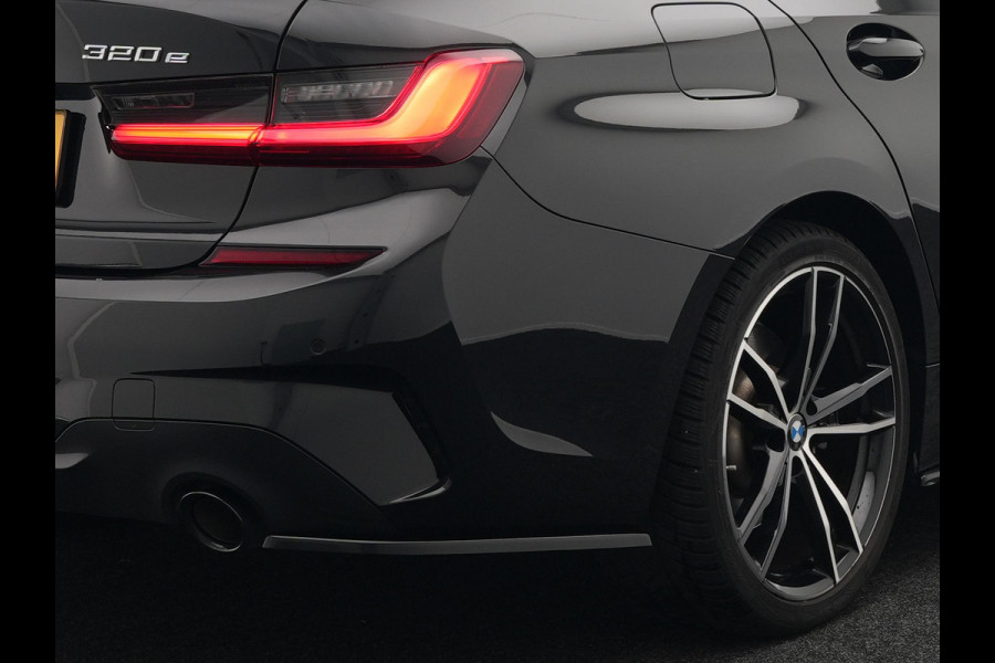 BMW 3-serie 320e M Sport Shadow Plug In Hybrid PHEV | Alcantara Sportstoelen Verwarmd | Sfeerverlichting | 19"L.M | Virtual | Apple Carplay | DAB | Navi Full Map |