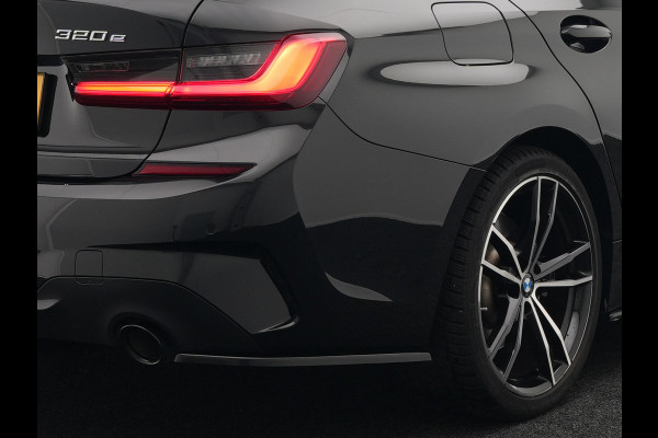 BMW 3-serie 320e M Sport Shadow Plug In Hybrid PHEV | Alcantara Sportstoelen Verwarmd | Sfeerverlichting | 19"L.M | Virtual | Apple Carplay | DAB | Navi Full Map |