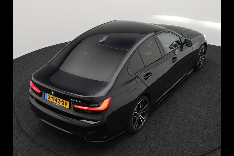 BMW 3-serie 320e M Sport Shadow Plug In Hybrid PHEV | Alcantara Sportstoelen Verwarmd | Sfeerverlichting | 19"L.M | Virtual | Apple Carplay | DAB | Navi Full Map |
